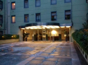 Отель Zara Cosy & Cheap Apt - OPEN 24 H - Free parking - 2 paying people - 2 free  Милан
